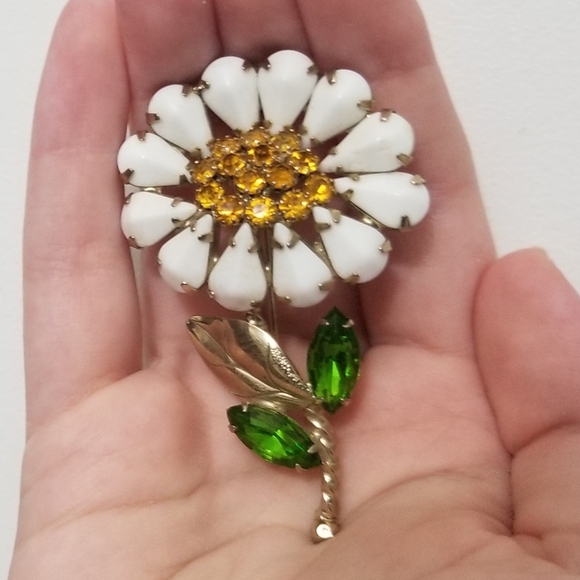 Vtg unsigned milk glass & rhinestone daisy brooch, should be Weiss - Picture 6 of 13